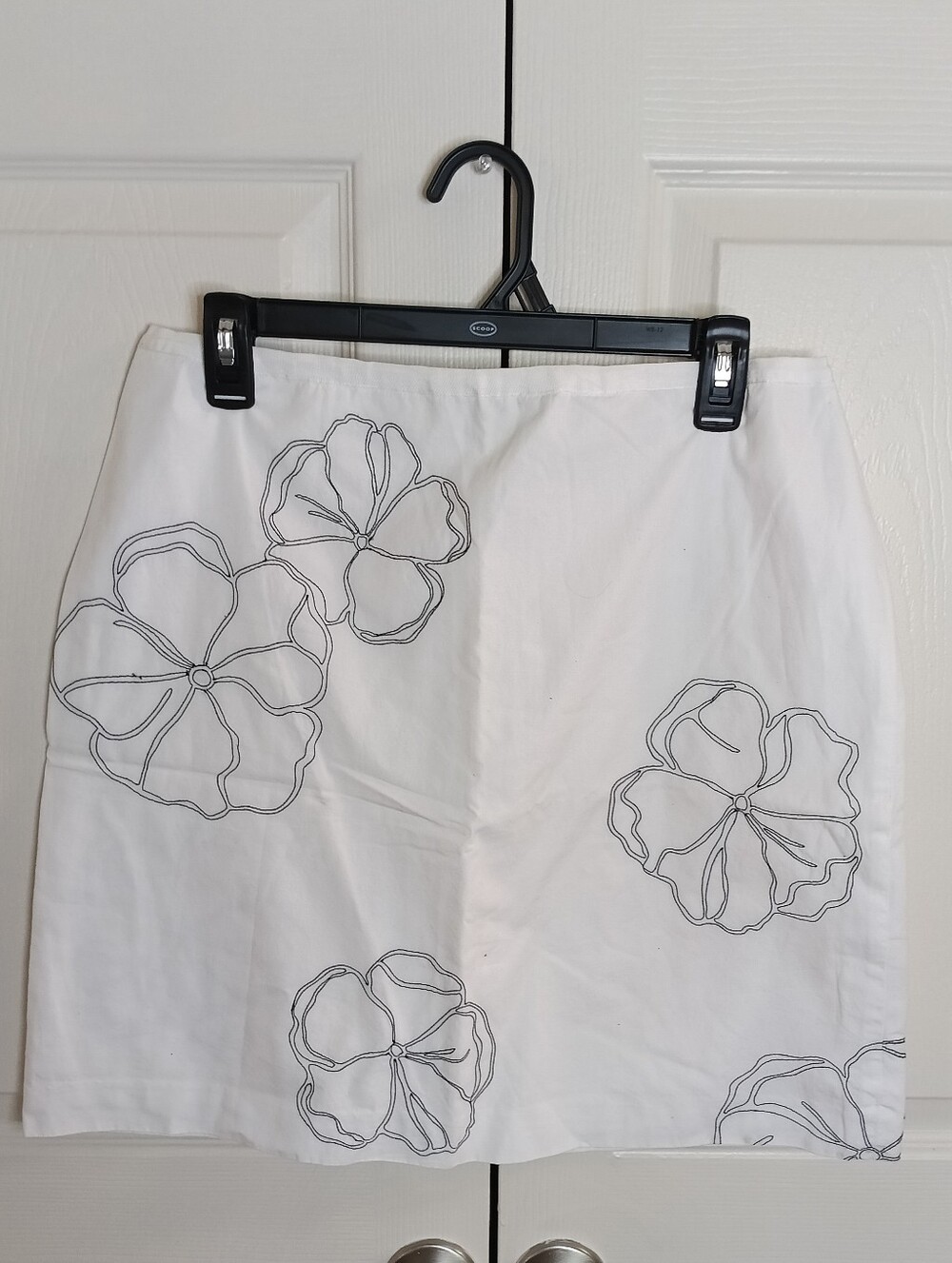 Casual Corner White Floral Outline Skirt‎